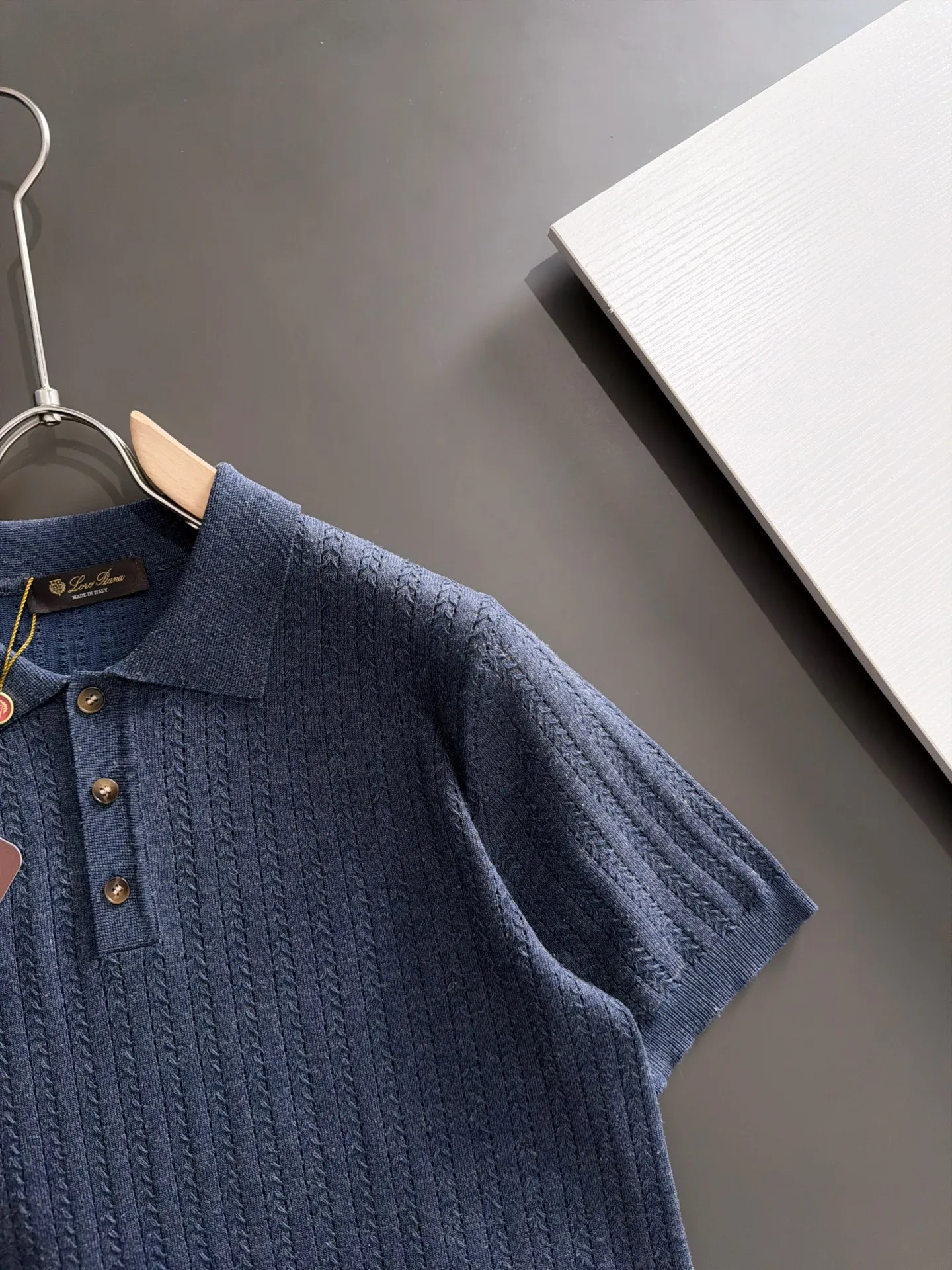 Next day shipment LP high quality Loro Piana 26ss New Arrival men's short-sleeved T-shirt Made of combed cotton yarn knitted cotton fabric, no pressure when entering and exiting the counter Exclusive control of raw materials It feels substantial when weighed, and the upper body is more textured than ordinary T-shirts. This texture can cope with the weather easily and is suitable for both hot and cold! Loose fit design, looks noble. The only correct version is available Size: M to XXXL